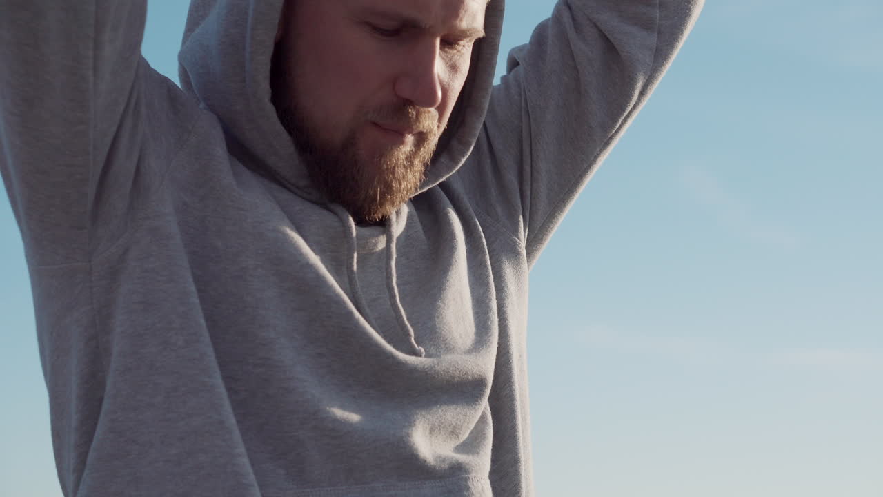 야외에서 스트레칭하는 남자