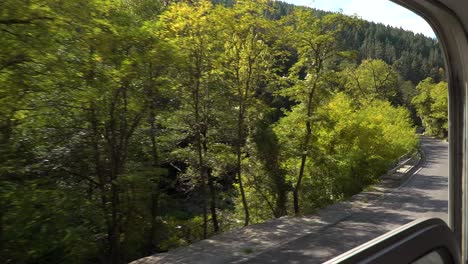 Die-Rhodopen-Schmalspurbahn-Bewegt-Sich-Langsam-Auf-Ihrem-Weg-Durch-Das-Rhodopengebirge