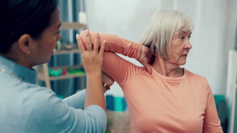 fisioterapeuta, anciano o mujer estirando el codo