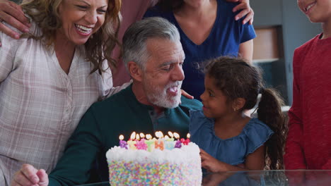 Familia-Hispana-Multigeneracional-Celebrando-Juntos-El-Cumpleaños-Del-Abuelo-En-Casa