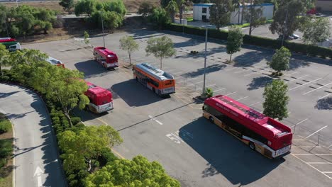 autobuses de metro estacionados en la estación