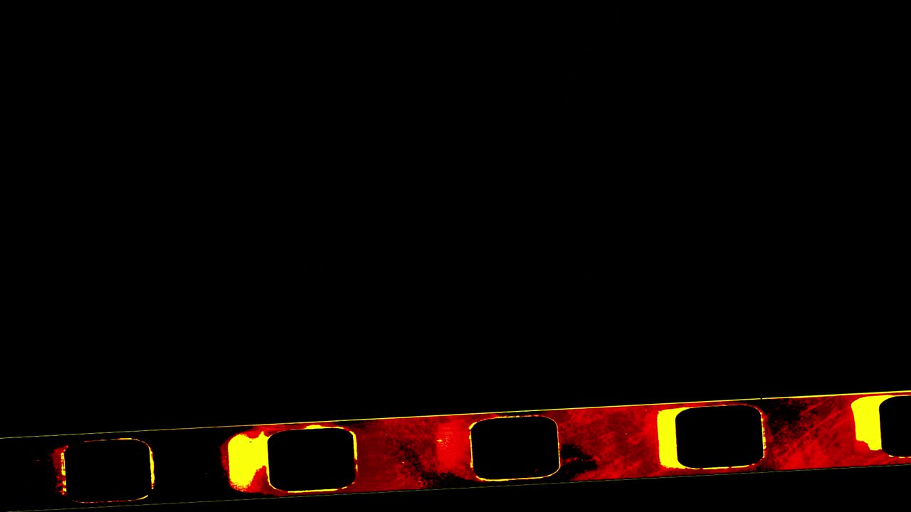 Forme di energia astratte e fluide, rosse e gialle, su sfondo nero
