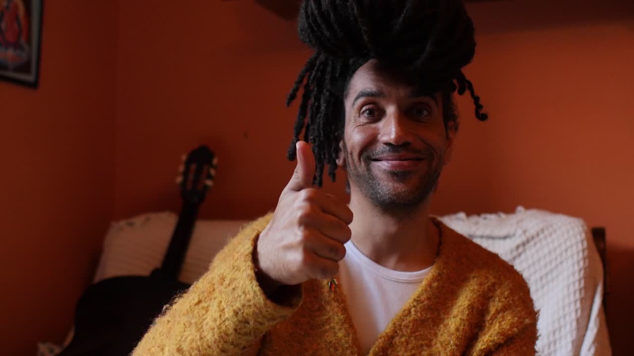 gesto de aprobación después de leer los resultados - adulto sonriente en la sala de estar