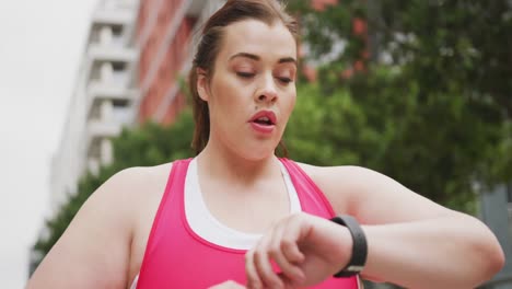 joven mujer caucásica usando su reloj digital