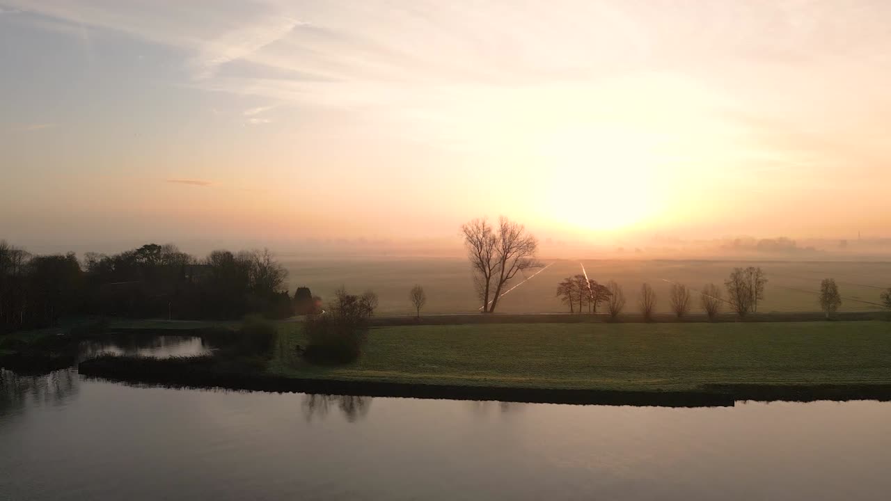 안개 가 가득 한 네덜란드 시골 에서 해가 뜨는 것