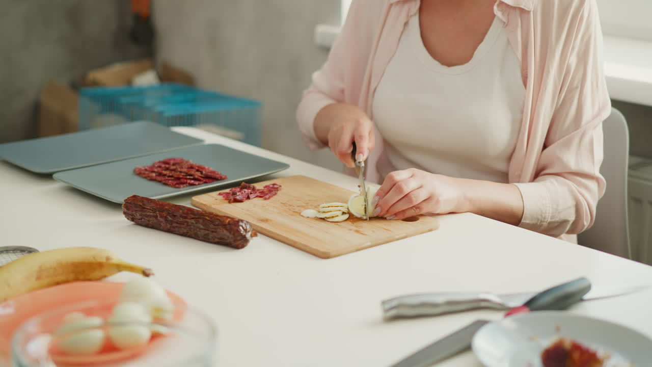 Mujer preparando una comida