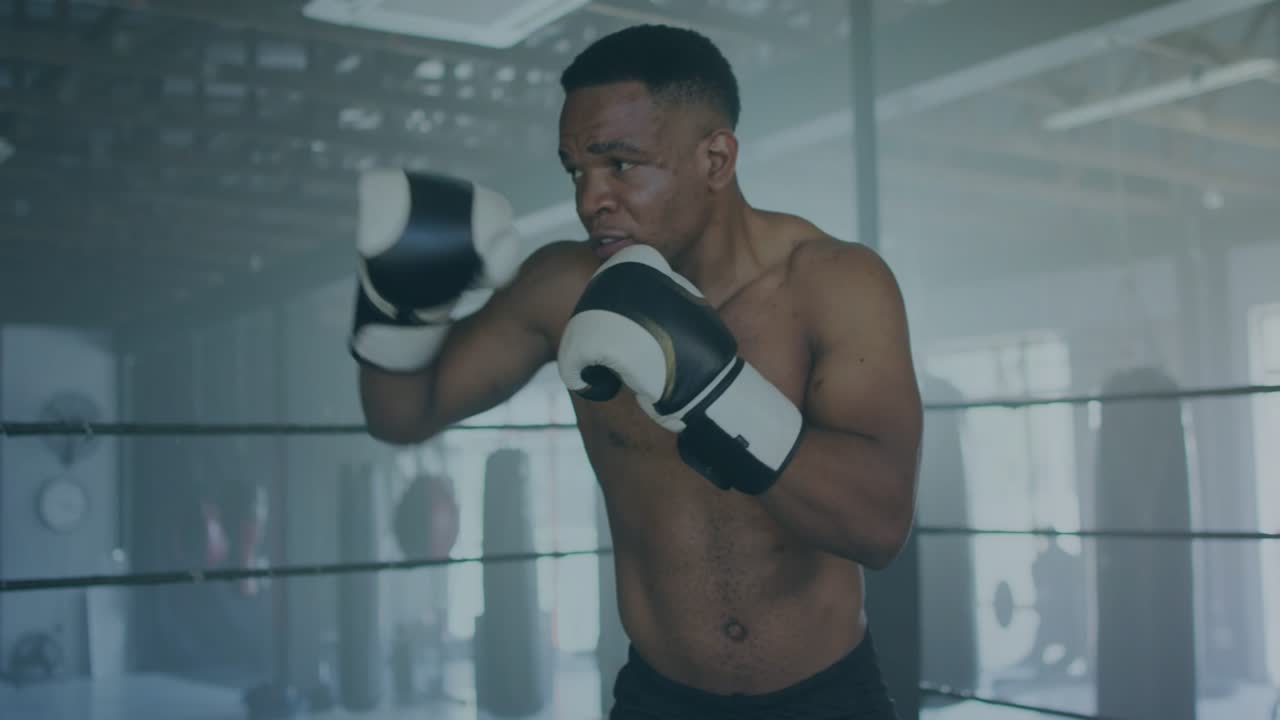 Boxer vrhající rychlé kombinace v ringu, údery jiskřící zlaté čáry nad rukavicemi pro fitness