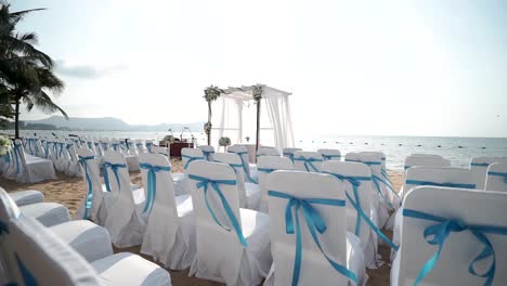 filas de sillas blancas para la recepción de bodas en el océano, playa privada de lujo, celebración de ceremonia, muñeca derecha