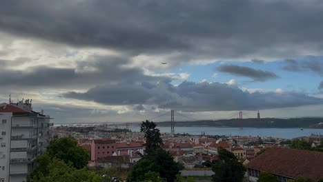 25-de-Abril-Bridge-timelapse-is-a-bridge-connecting-the-city-of-Lisbon-to-the-municipality-of-Almada-on-the-left-bank-of-the-Tejo-river,-Lisbon