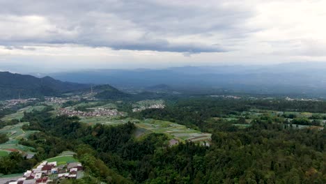 Paisaje-Mágico-De-Indonesia-Con-Muchos-Pueblos,-Campos-Y-Montañas,-Vista-Aérea