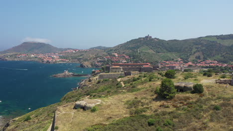 Toma-Aérea-Cerca-De-La-Ciudad-Histórica-Y-El-Puerto-De-Collioure-Y-La-Frontera-Española-Francesa-En-El-Mar-Mediterráneo