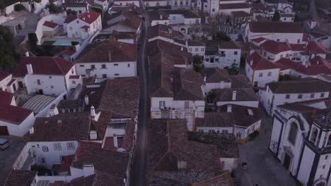 Tiro-Inclinado-Hacia-Arriba-De-La-Calle-Principal-Del-Castillo-De-Óbidos-Portugal-Sin-Gente,-Antena