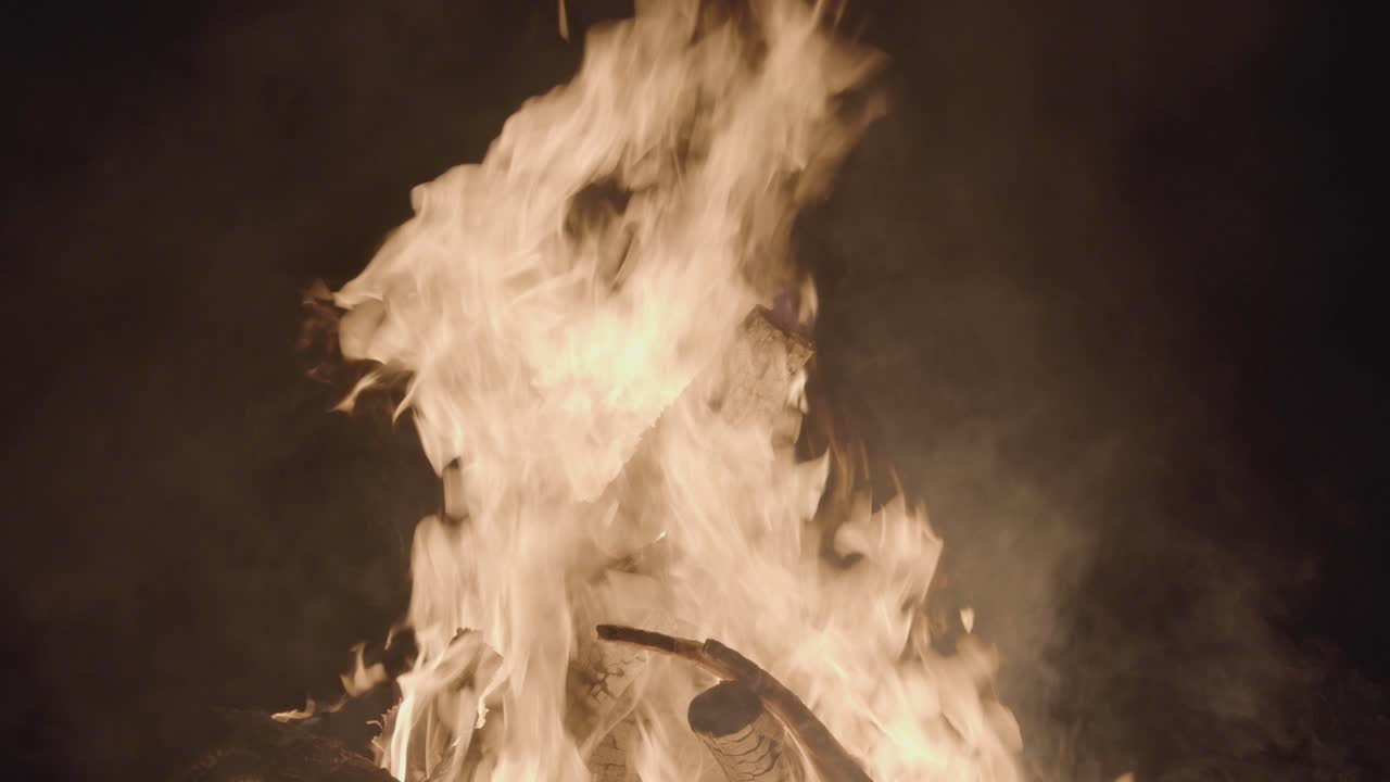el fuego del campamento ardía brillantemente en la noche