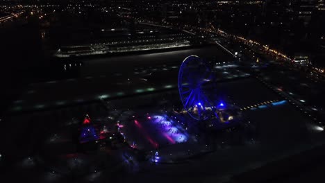 Clip-Aéreo-De-Una-Noria-Iluminada-En-Montreal,-Canadá,-Durante-La-Noche