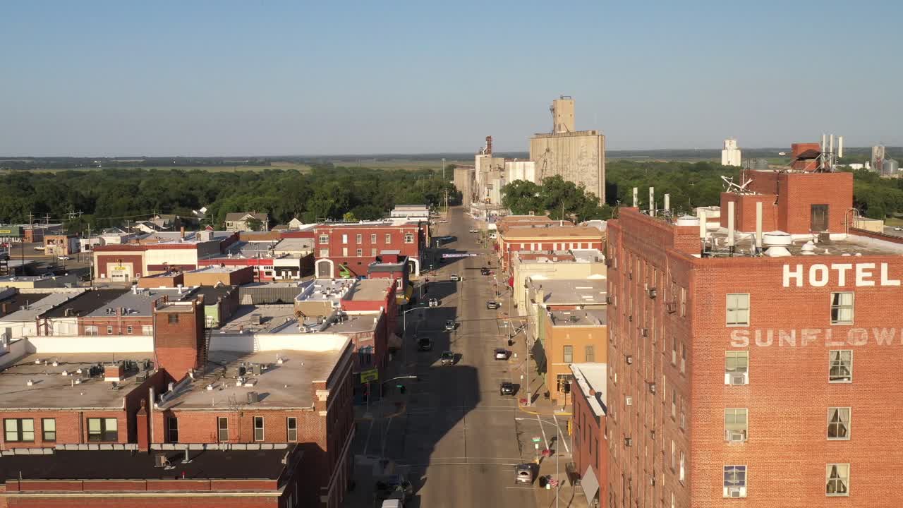 abilene, video de drones del horizonte del centro de kansas avanzando