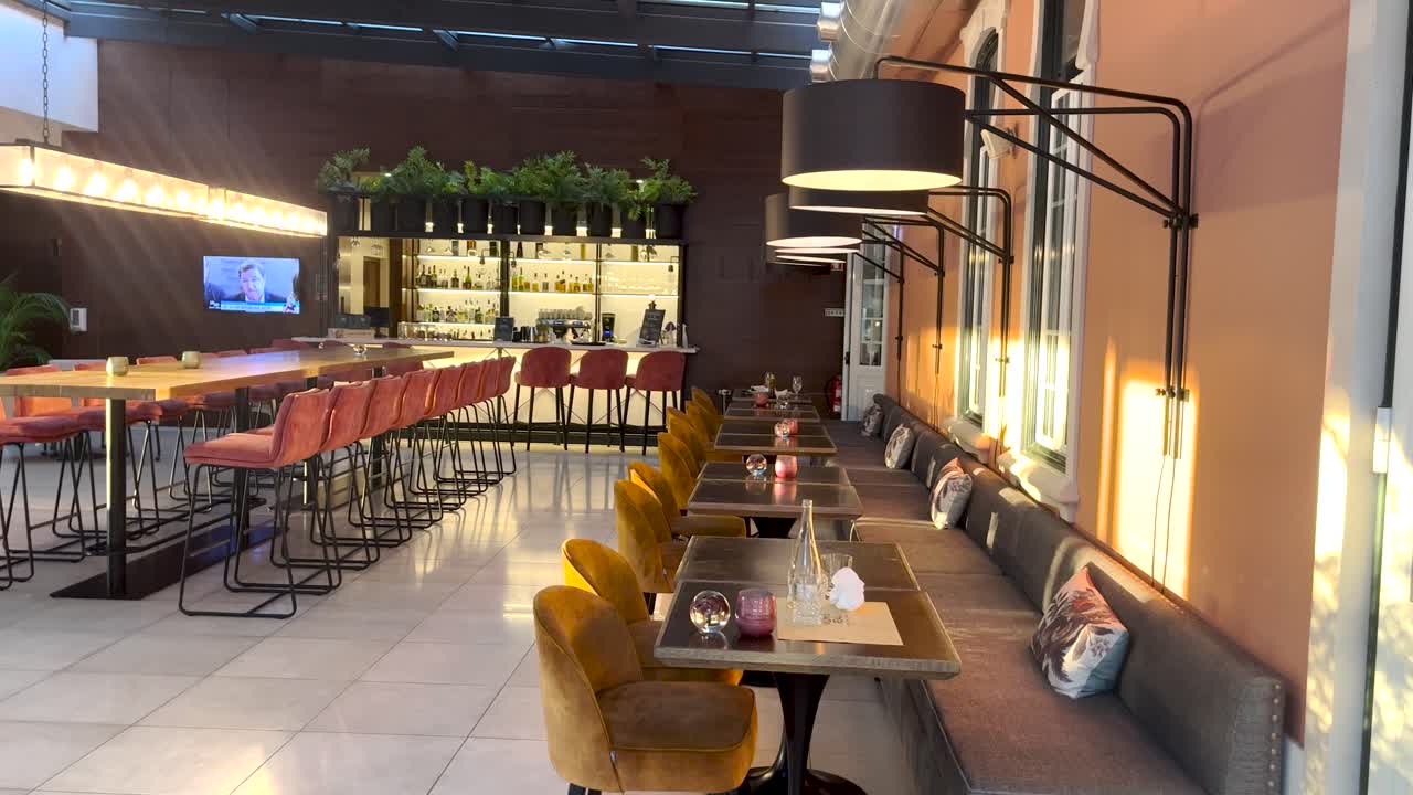 스타일리시하게 장식되고 사람들이 없는 내부 호텔 로비, 현대적인 디자인과 시대를 초월한 매력의 정교한 혼합