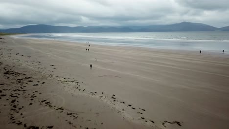 La-Gente-Camina-En-La-Amplia-Playa-De-Arena-Irlandesa,-La-Península-De-Dingle