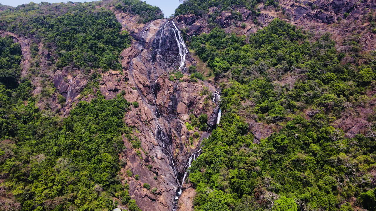 인도의 고아에 있는 높은 두드사가르 폭포 - 공중 드론 촬영
