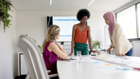 Diverse-creative-female-colleagues-in-discussion-brainstorming-in-meeting-in-board-room,-slow-motion