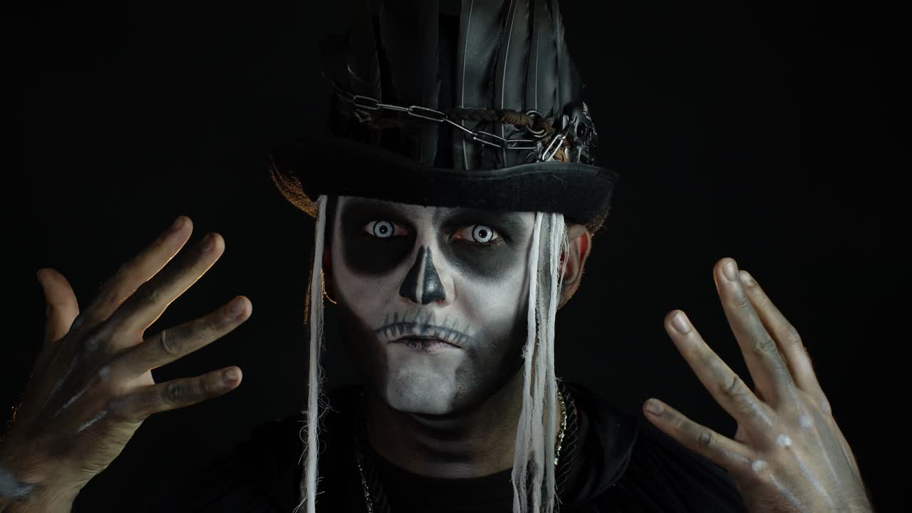 homem de esqueleto, traje de cosplay de halloween. homem com maquiagem de crânio assustadora a fazer caras, parece misterioso.