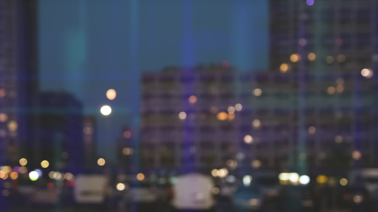 desenfocamiento de movimiento de las luces de la ciudad con capa holográfica