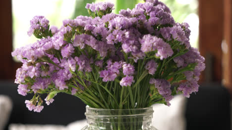 flor de statice en decoración de jarrón en la mesa