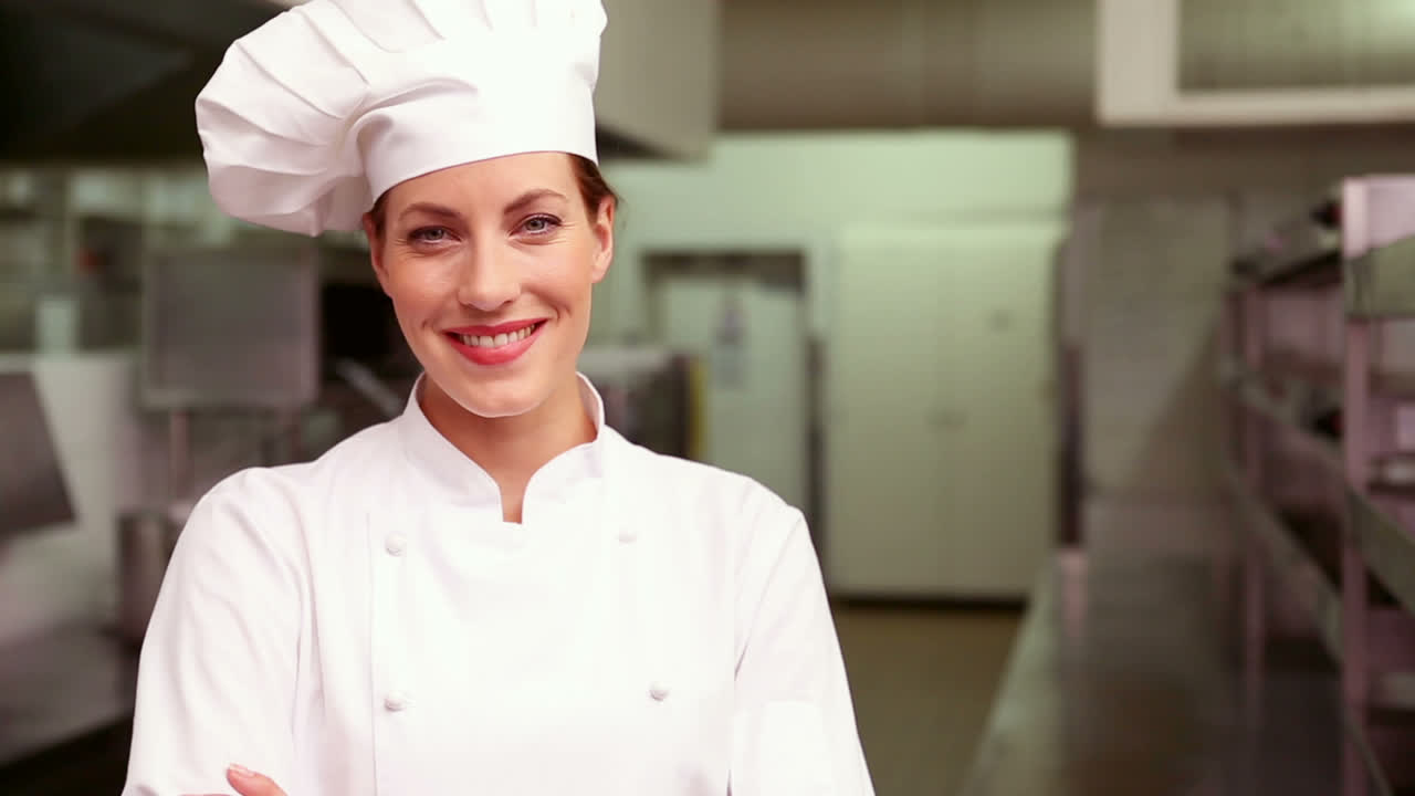 Chef felice che sorride alla telecamera