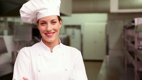 chef feliz sonriendo a la cámara