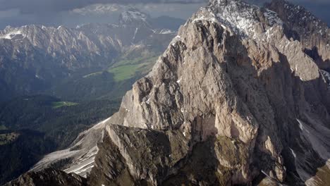 rocosas montañas dolomitas italianas durante un hermoso amanecer y cielo