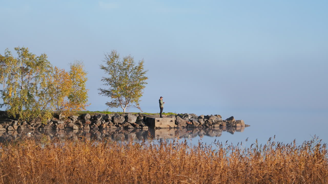평온하고 조용한 호수 분위기, 조용한 물, 풍경을 즐기는 사람, 넓은