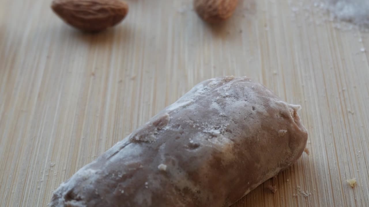 primer plano de un dulce navideño tradicional español, alfajor, en una superficie de madera con un recubrimiento suave y texturizado