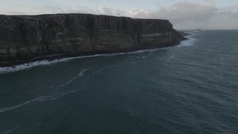 Die-Schroffen-Kilt-Felsklippen-Auf-Der-Isle-Of-Skye,-Schottland,-Mit-Wellen,-Die-Gegen-Die-Küste-Schlagen,-Luftaufnahme