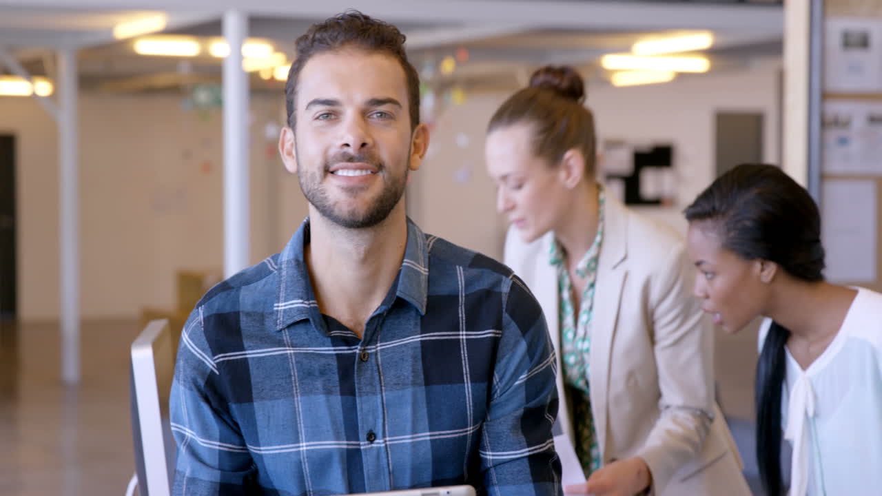 Geschäftsleute arbeiten zusammen.