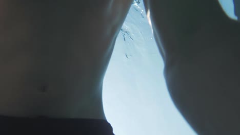 buceo libre buceo bajo el agua cámara lenta rayos de luz sol día de verano
