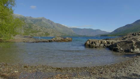 Aguas-Turquesas-Turbulentas-En-Un-Día-Ventoso