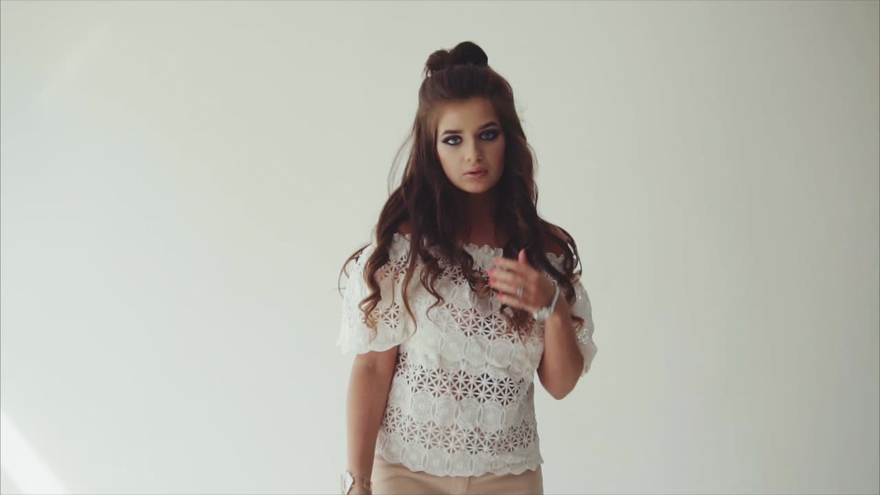 Una mujer hermosa con un vestido blanco.