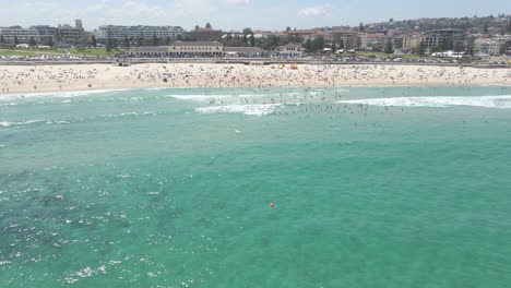 Concurrida-Playa-De-Bondi-Durante-El-Clima-Caluroso-En-Verano--Bondi-Beach,-Nueva-Gales-Del-Sur,-Australia