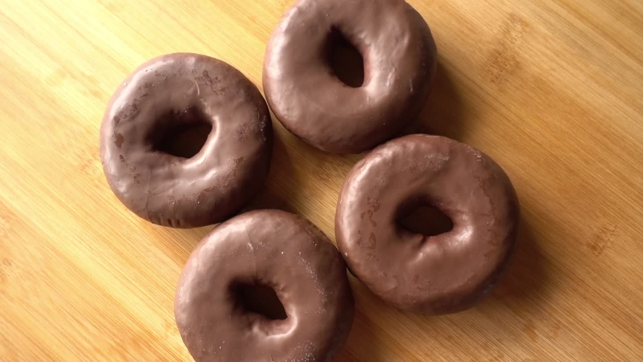 una foto macro de unas rosquillas de chocolate.