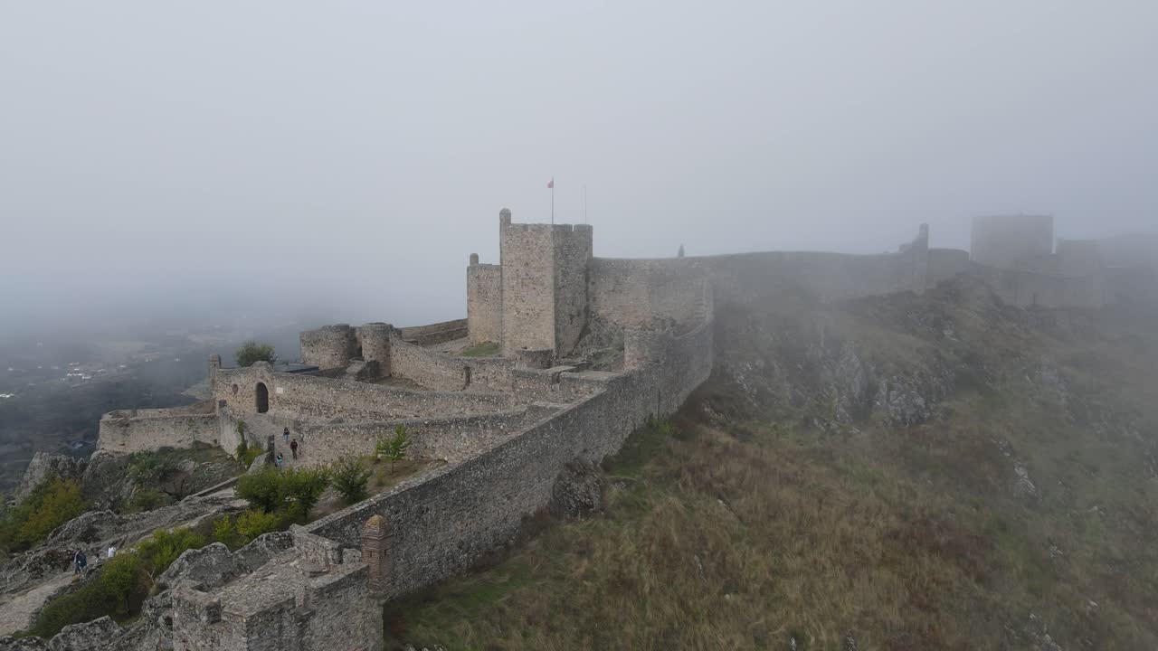 un dron gira alrededor de un antiguo castillo medieval de marvão
