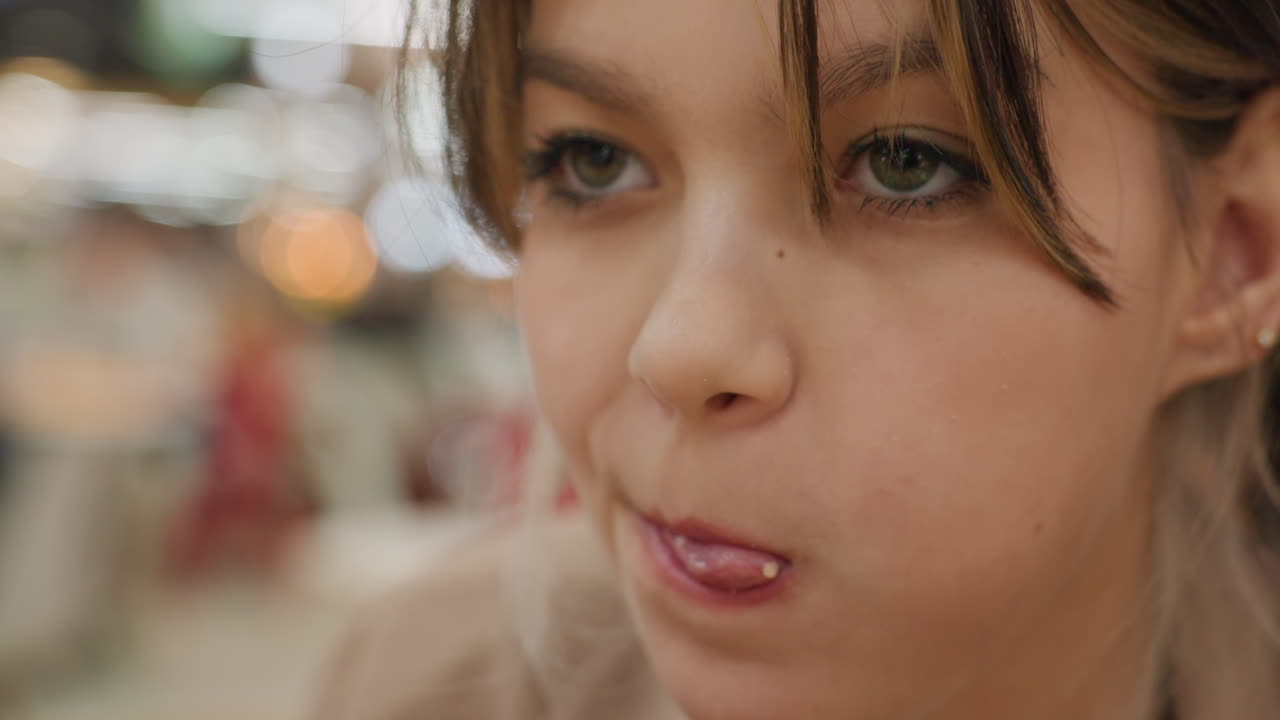 행복하게 식사하는 소녀, 맛있는 식사를 즐겁게 먹는 어린 소녀, 푸짐한 점심을 먹으며 기뻐하는 십 대 소녀, 테이블에서 가장 좋아하는 저녁 식사를 즐기는 쾌활한 어린 소녀