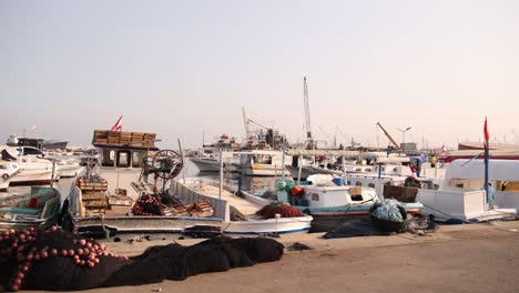 fila de barcos y material de pesca a lo largo de un puerto en la ciudad costera de mina cerca de trípoli, norte del líbano