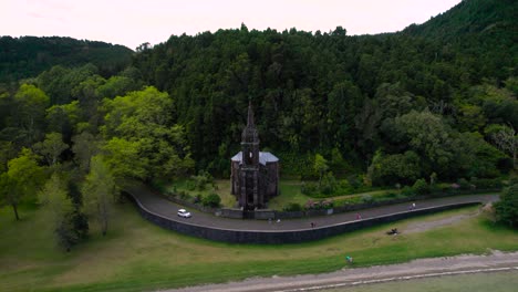 Aerial-shot-of-Capela-de-Nossa-Senhora-das-vitórias,-drone-flying-towards-the-chapel,-São-Miguel-Island