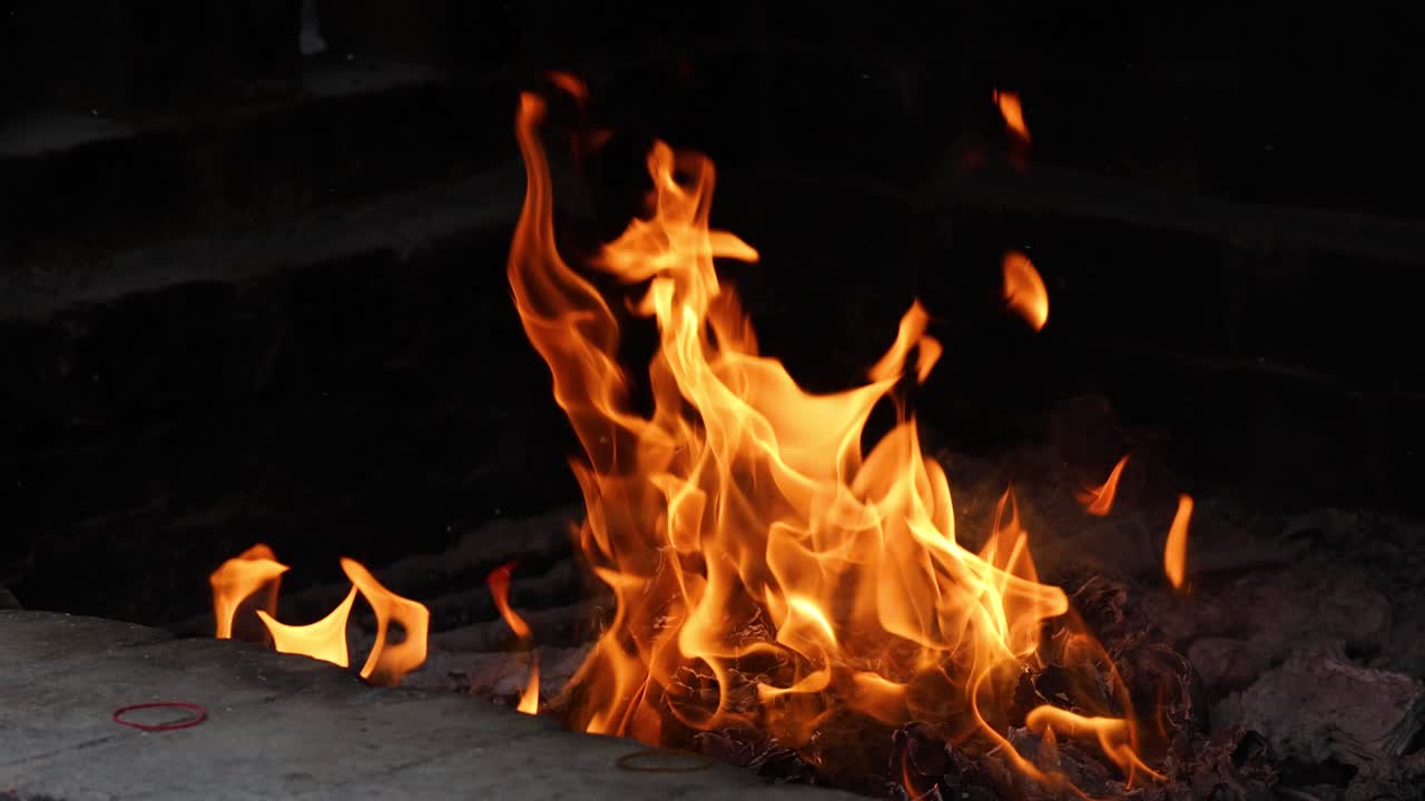 fuego vivo ardiendo dentro de una estructura de ladrillo