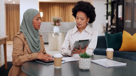 Digitales-Tablet,-Büro--Und-Geschäftsfrauen