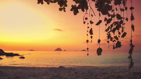 4k-Uhd-Cinemagraph-Eines-Handys,-Das-Bei-Sonnenuntergang-Sanft-Im-Wind-An-Einem-Strand-Auf-Perhentian-Island,-Malaysia,-Schwingt