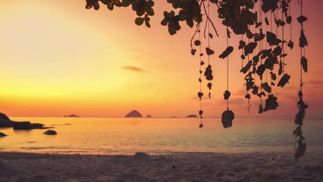 cinemagrafía 4k uhd de un móvil que se balancea suavemente con el viento en una playa en la isla perhentian, malasia al atardecer