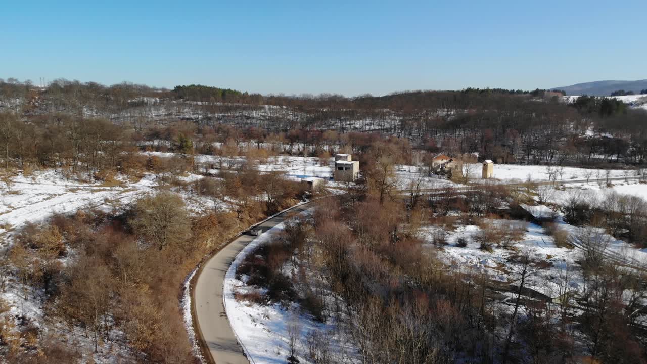 vehículos que viajan por carretera en el campo en kotel, bulgaria durante la temporada de invierno, toma aérea