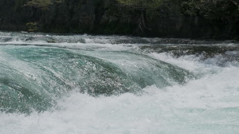 una cascada con una gran cantidad de agua en un río de montaña limpio y salvaje