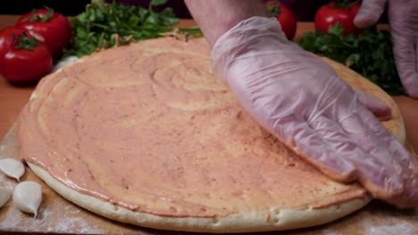 preparando una pizza con salsa