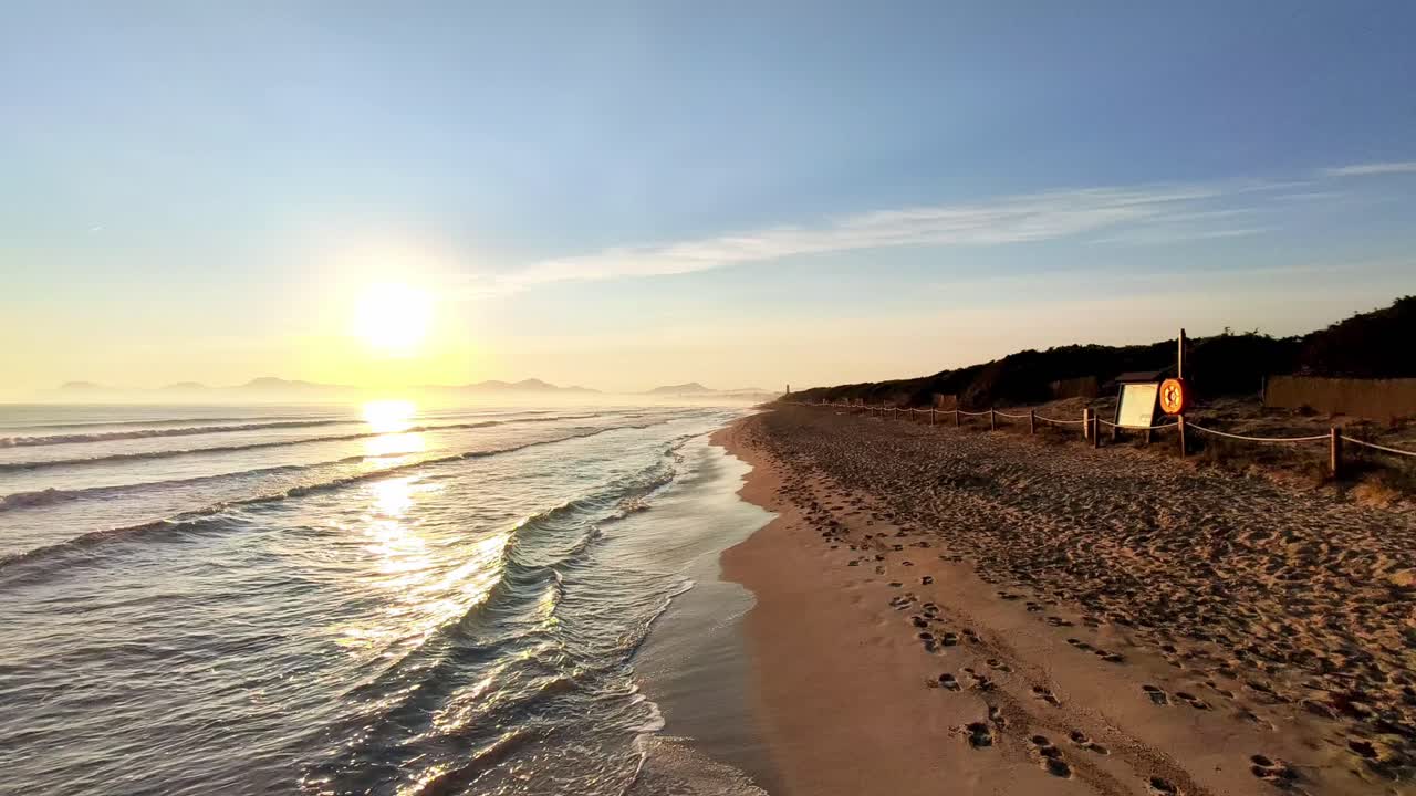 Vista aérea do nascer do sol na praia de Playa de Muro em Alcudia, Mallorca